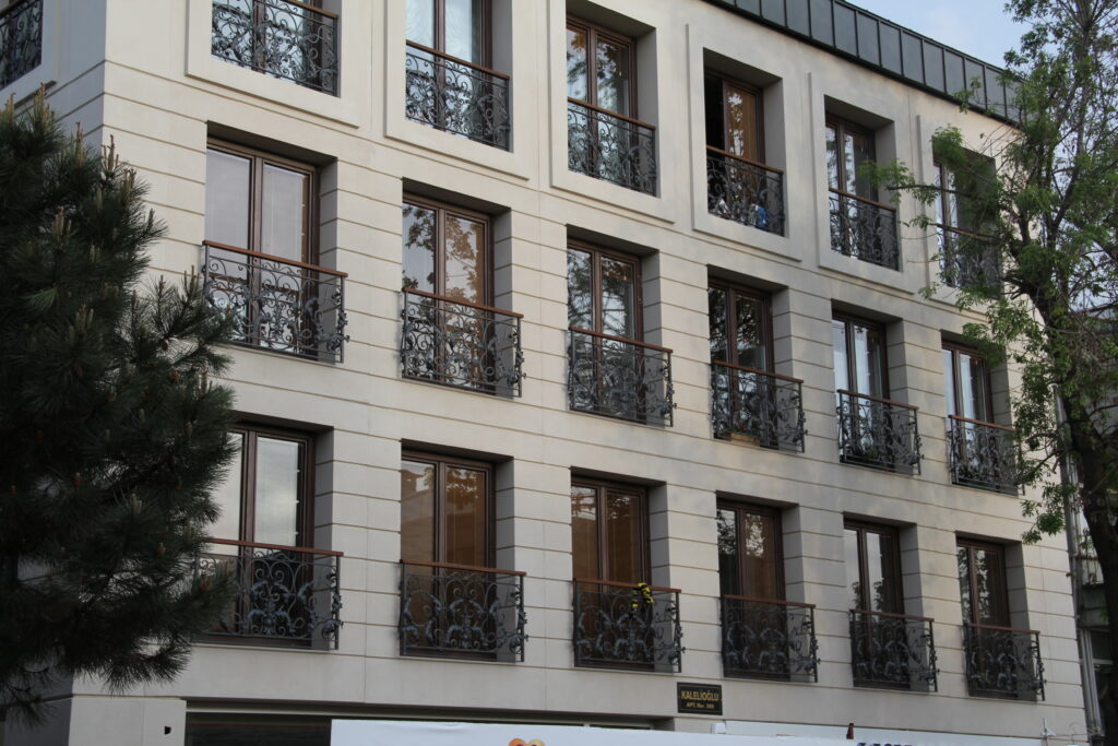 Modern ve Klasik Esintiler Ferforje Balkon Korkuluğu